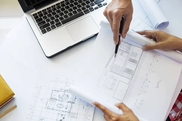 Építész mérnök blueprint - Clo az asztalnál megvitatása — Stock Fotó