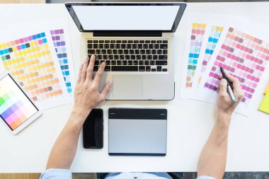 Bir masaüstü yüklü üzerinde çalışan bir genç grafik tasarımcı Üstten Görünüm