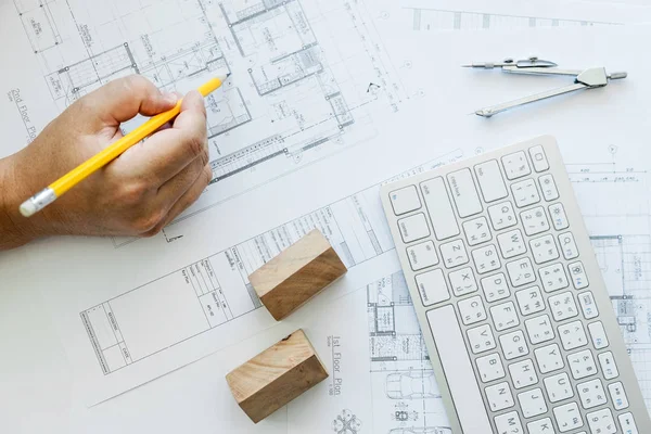 Primer plano del plan de dibujo a mano de la persona en impresión azul con arco —  Fotos de Stock