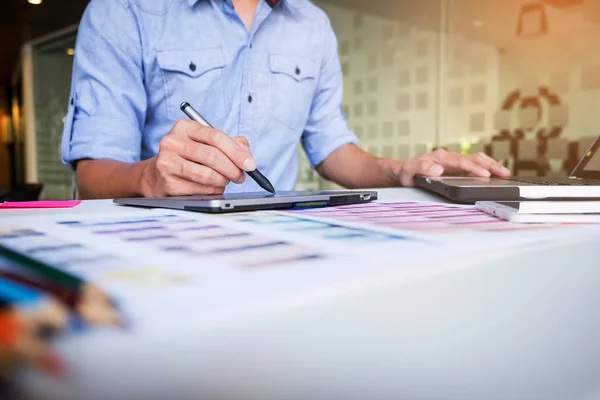 Empresário criativo ou designer escrevendo em tablet gráfico enquanto — Fotografia de Stock