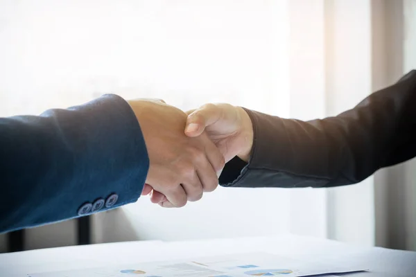 Dois empresários apertando as mãos durante uma reunião no escritório, su — Fotografia de Stock