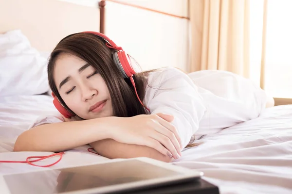 Jovem mulher bonita em roupa brilhante apreciando a música em hea — Fotografia de Stock