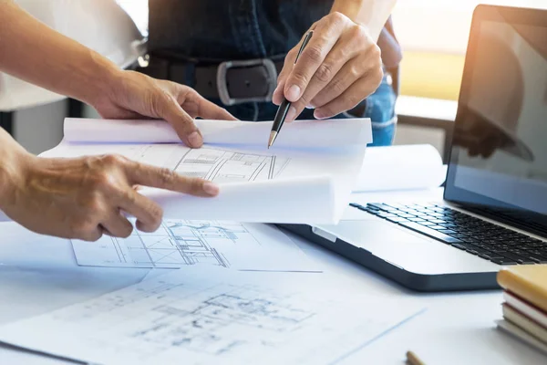 Ingeniero de arquitectos discutiendo en la mesa con el proyecto - Clo —  Fotos de Stock