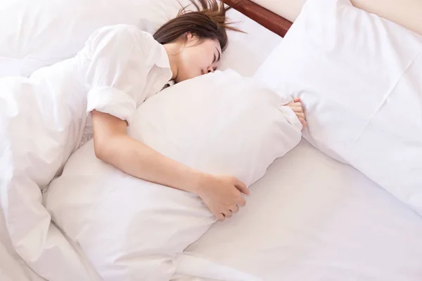 Young woman can not sleep. on her bed and thinking. — Stock Photo, Image