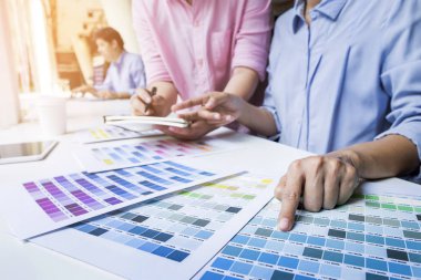 Modern ofis masaları, birlikte çalışma tasarımcılar