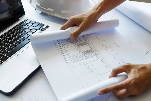 Építész mérnök blueprint - Clo az asztalnál megvitatása — Stock Fotó