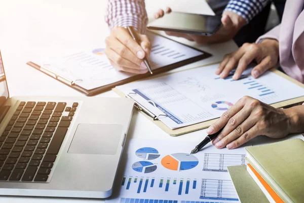 Proceso de trabajo en equipo. jóvenes gerentes de empresa tripulación trabajando con nuevos — Foto de Stock