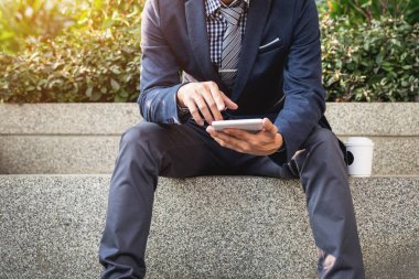  Tablet pc kullanan işadamı 