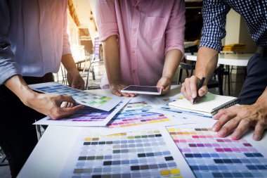 Modern ofis masaları, birlikte çalışma tasarımcılar