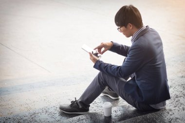 Tablet pc açık havada, altın sunligt kullanarak Asya Hintli işadamı