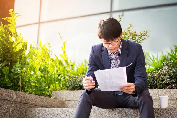 Auf der Suche nach dem richtigen Dokument. selbstbewusster junger Geschäftsmann in — Stockfoto