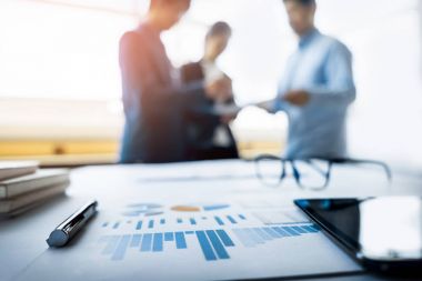 El ofiste bir toplantı sırasında iki işadamı