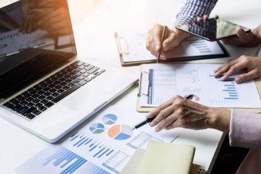 Takım iş süreci. genç iş yöneticileri ekip ile yeni çalışma