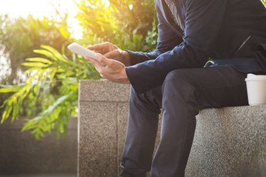 Tablet pc açık havada, altın sunlig kullanarak Asya Hintli işadamı