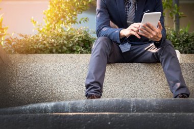 Tablet pc açık havada, altın sunlig kullanarak Asya Hintli işadamı