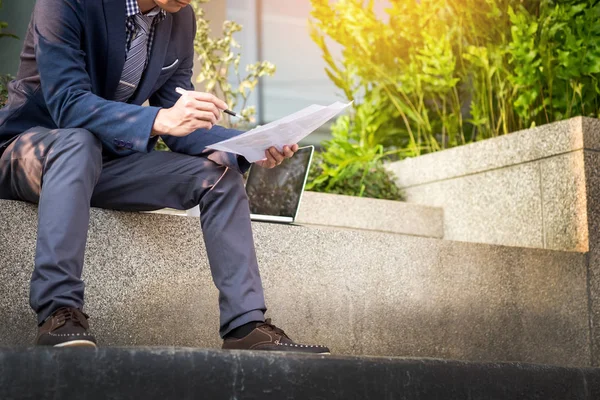 Auf der Suche nach dem richtigen Dokument. selbstbewusster junger Geschäftsmann in — Stockfoto