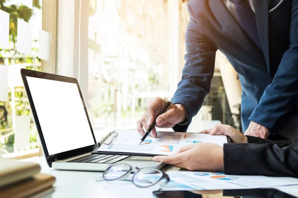 Takım iş süreci. genç iş yöneticileri ekip ile yeni çalışma