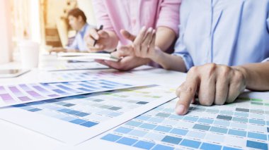 Tasarımcılar birlikte çalışıyor. 