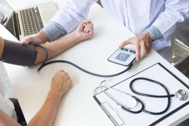 Doktor ve hasta tansiyon ölçme