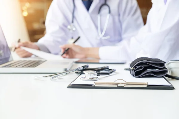 Dois médicos discutindo anotações de pacientes — Fotografia de Stock