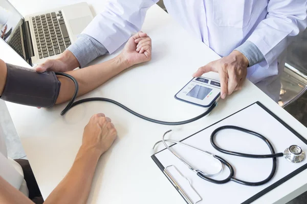 Doctor and patient measuring blood pressure — Stock Photo, Image