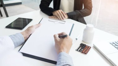 Kadın doktor elini tut gümüş kalem dolgu hasta geçmiş listesi 