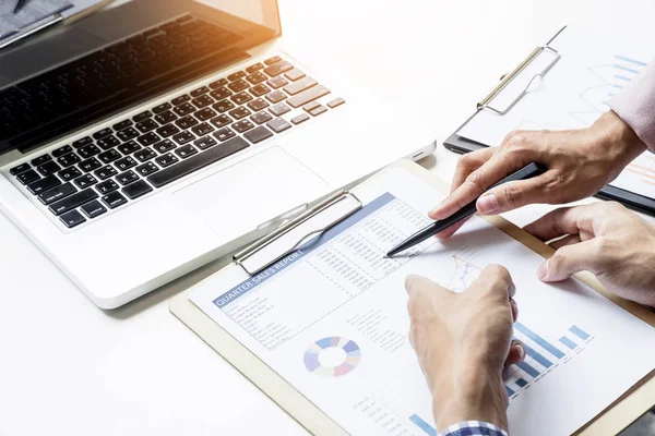 Takım iş süreci. genç iş yöneticileri ekip ile yeni çalışma