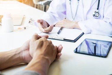 dikkatle dinliyor bir erkek hasta doktor açıklayan hasta s