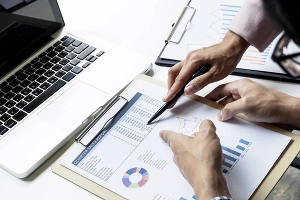 Proceso de trabajo en equipo. jóvenes gerentes de empresa tripulación trabajando con nuevos — Foto de Stock