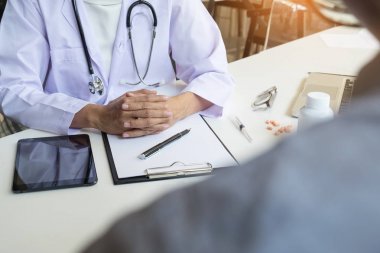 hasta erkek doktor için dinleme