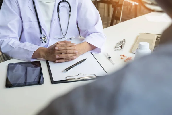 Paciente escuchando al médico masculino — Foto de Stock