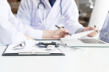 İki doktor hasta notlar tartışıyor 