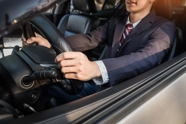 Homem de negócios bonito dirigindo carro esporte — Fotografia de Stock