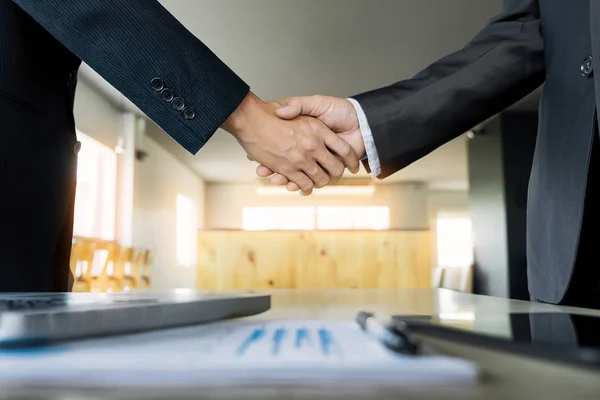 Dois empresários confiantes apertando as mãos — Fotografia de Stock