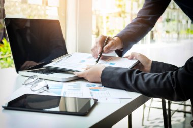 Takım iş süreci. genç iş yöneticileri ekip ile yeni çalışma