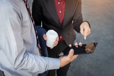 iş erkek ve kadın basamak üzerinde mali plan hakkında tartışmak