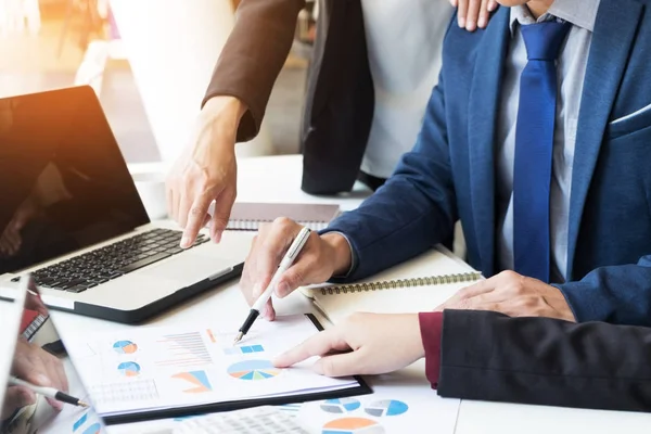 Takım iş süreci. genç iş yöneticileri ekip ile yeni çalışma