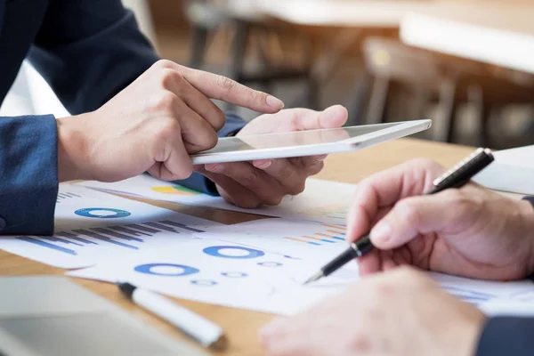 Processo di lavoro di squadra. giovani manager aziendali equipaggio che lavorano con nuovi — Foto Stock