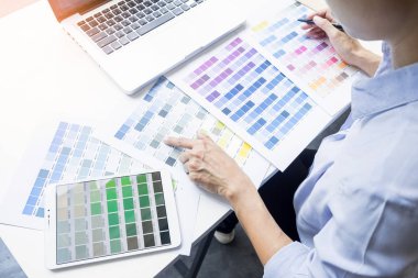iç tasarım veya grafik tasarımcı yenileme ve teknoloji işbirliği