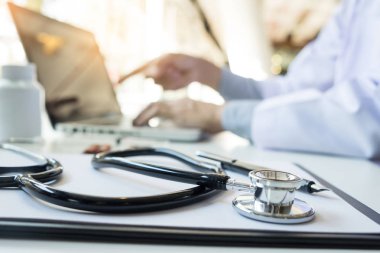 Stetoskop ve ekipman docto ön plan Tablo görünümü