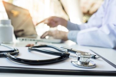 Stetoskop ve ekipman docto ön plan Tablo görünümü