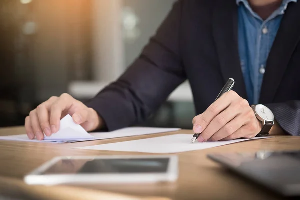 Affärsman skriva i ett dokument. Fokusera på spetsen på pennan — Stockfoto