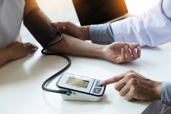 Healthcare, hospital and medicine concept - doctor and patient m — Stock Photo, Image