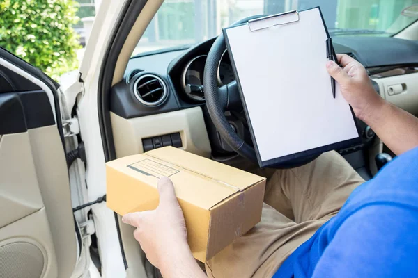 Levering man met karton box controle documentenlijst In van een — Stockfoto