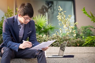 Doğru belge için arıyorum. Kendine güvenen genç iş adamı 