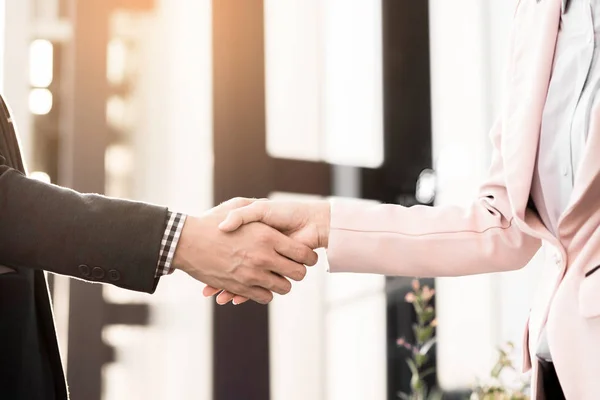 Closeup friendly meeting handshake between business woman and  b — Stock Photo, Image