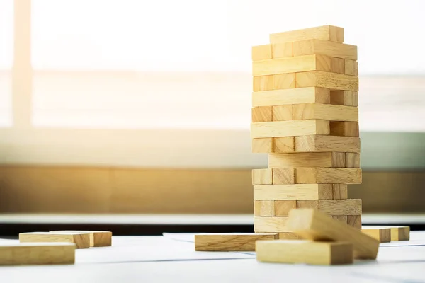 O jogo de torre de madeira de blocos com planos de engenheiro arquitetônico ou — Fotografia de Stock