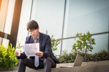 Doğru belge için arıyorum. Kendine güvenen genç iş adamı 