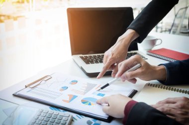 Takım iş süreci. genç iş yöneticileri ekip ile yeni çalışma