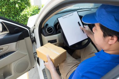 Teslimatçı ile karton kutusunu van denetimi belge listesinde bir